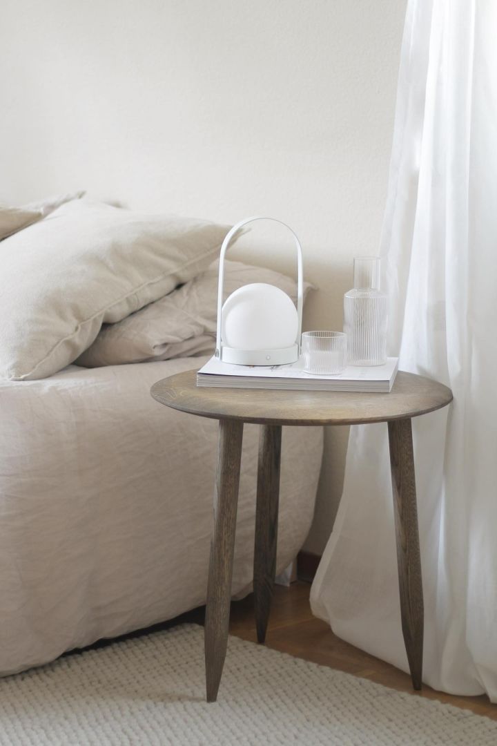 Dekorieren Sie nach Feng Shui mit der Carrie Lampe von Menu in Weiß für ein harmonisches Schlafzimmer. @b.wohnbar