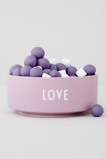 Valentinstag zu Hause: Zeigen Sie Ihre Liebe, indem Sie zu Pralinen noch die passende Schale dazu schenken, beispielsweise Love von Design Letters.