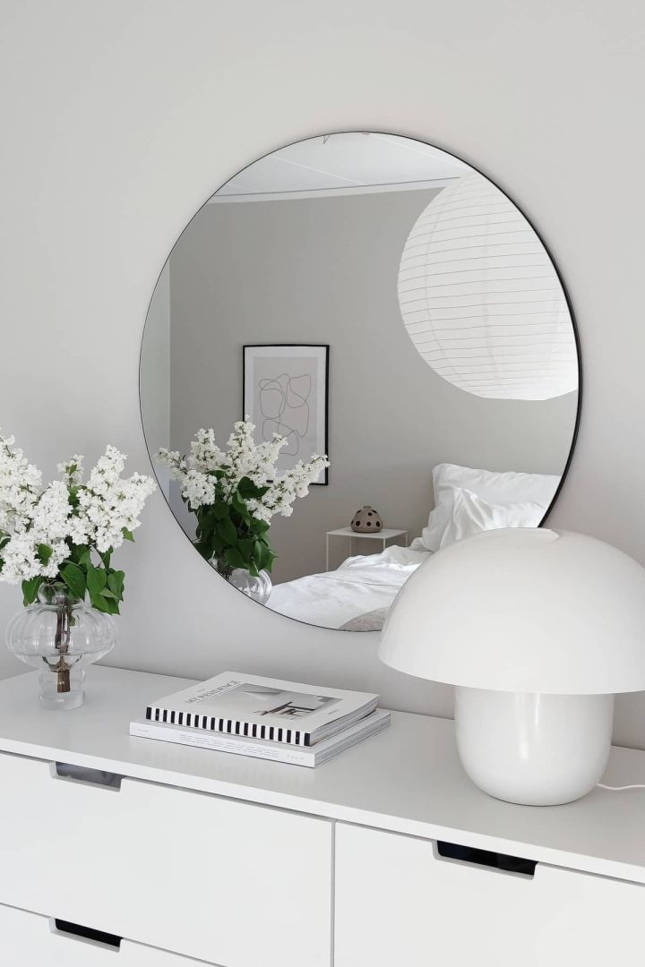 Stylische Spiegel für ein luxuriöses Zuhause - hier ist der Spiegel Walls von House Doctor im Haus von @radhus11 in einer runden, zeitlosen Form, der Ihrem Zuhause ein luxuriöses Gefühl verleiht.