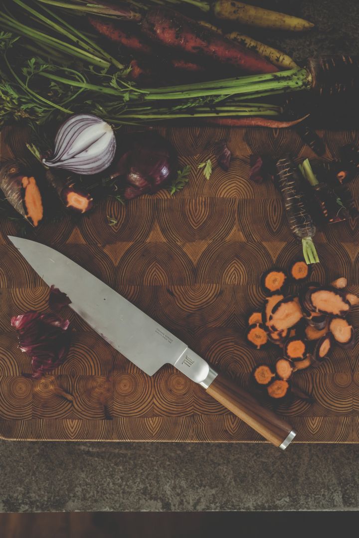 Das Kochmesser aus der Norden-Serie von Fiskars hat einen eleganten Holzgriff. Welches Messer für welchen Zweck verwendet werden sollte, erfahren Sie in unserem Messer Guide.
