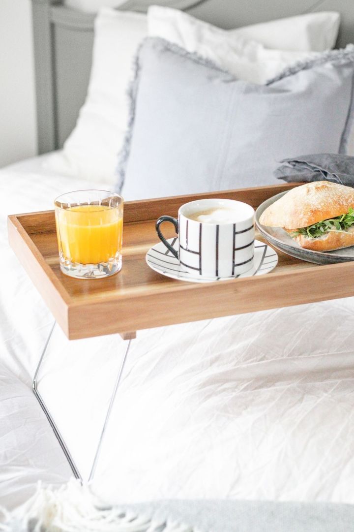 Valentinstag zu Hause: Überraschen Sie Ihren Schatz mit einem Frühstück im Bett und servieren Sie ein liebevoll zubereitetes Frühstück auf dem Fabia Frühstückstablett von Dorre.