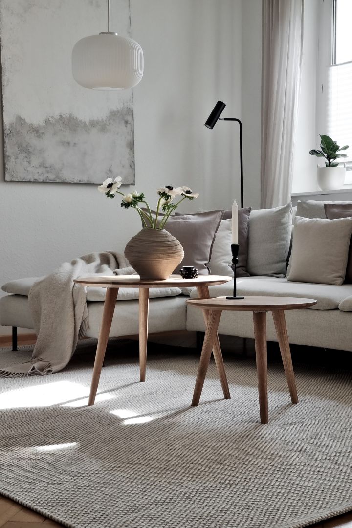 Gestalten Sie ein gemütliches Hygge-Wohnzimmer in Grau: Ton in Ton mit natürlichen Elementen wie einem Couchtisch aus Holz oder einem Wollteppich, wie Sie hier sehen. 