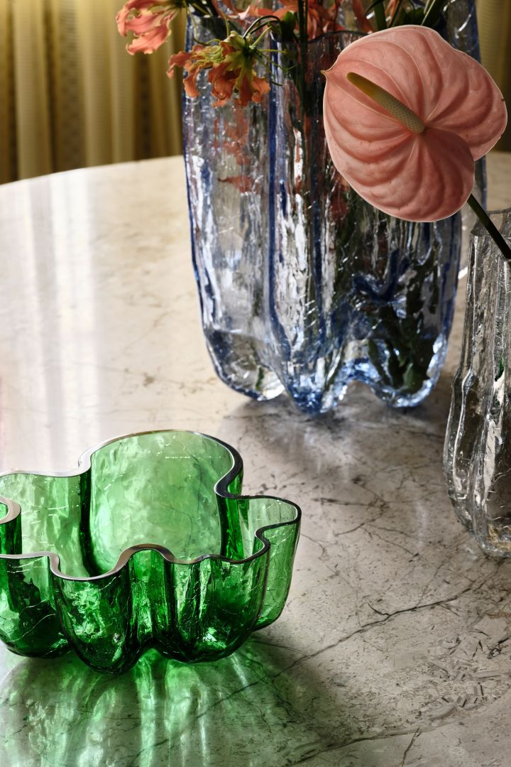 Farbiges und strukturiertes Glas in Form einer gr�ünen Schale, Crackle, von Kosta Boda - einer der neuesten Wohntrends der Saison für den Herbst 2023.