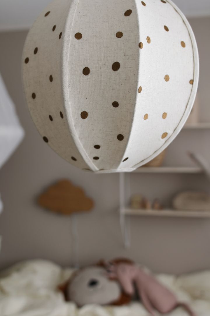 Kinderzimmer einrichten: Der Dots Lampenschirm von ferm LIVING ist mit seiner verspielten Formensprache das perfekte Accessoire für ein Kinderzimmer. 