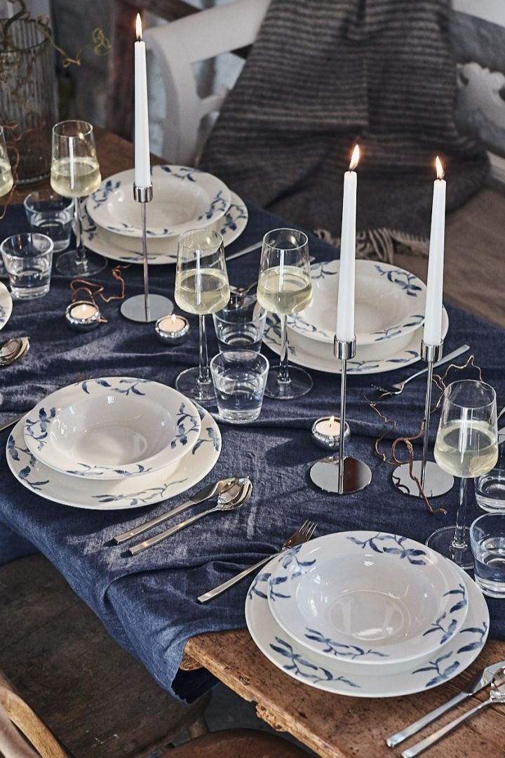 Ein Frühlingsdinner mit blau-weißem Porzellan, Silberbesteck von Gense und stilvollen Weingläsern von Essence, die Eleganz auf den Tisch bringen.
