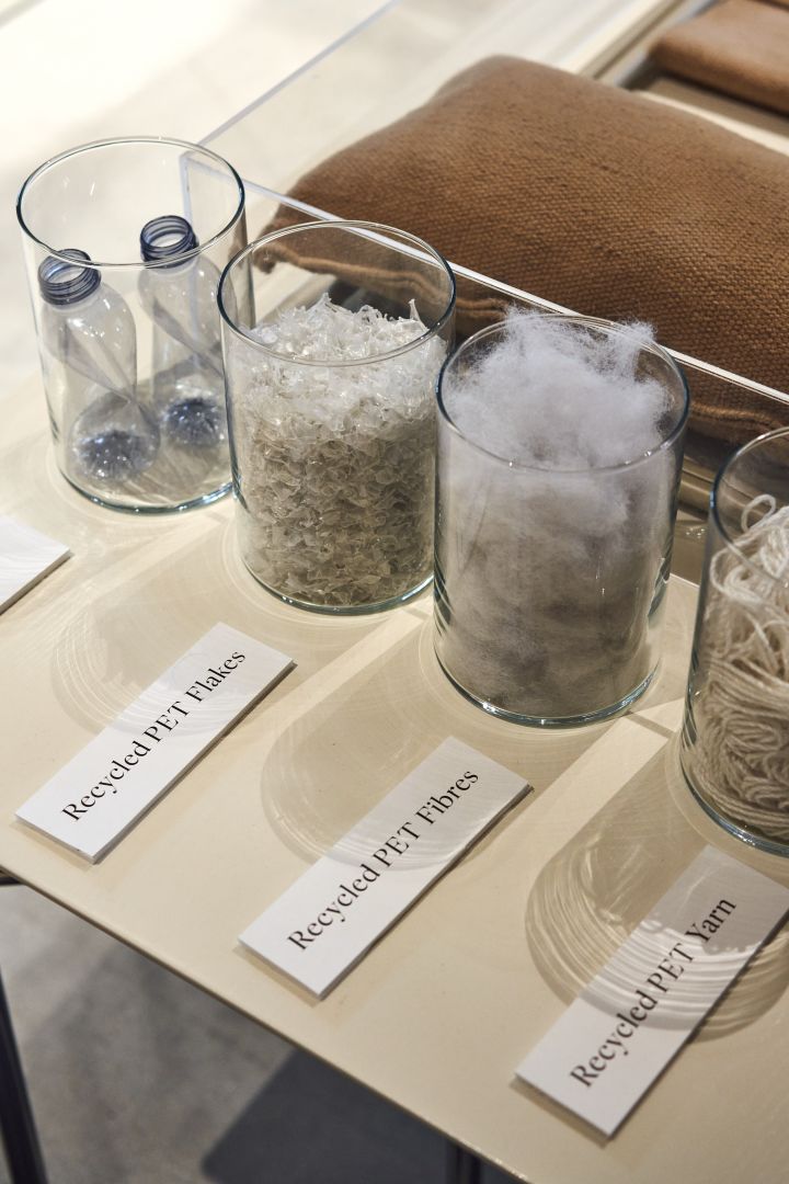 Hier sehen Sie Glasgefäße, welche mit sämtlichen recycelbaren Materialien gefüllt sind im Showroom von ferm LIVING in Kopenhagen, Dänemark.
