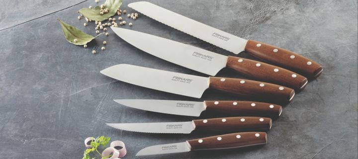 Die Norden-Serie von Fiskars enthält alles, was Sie für den Einstieg in die Küche brauchen, darunter ein Kochmesser, ein Brotmesser, ein Gemüsemesser und ein Schälmesser. In unserem Messer Guide erfahren Sie, wie Sie die Messer pflegen sollten.