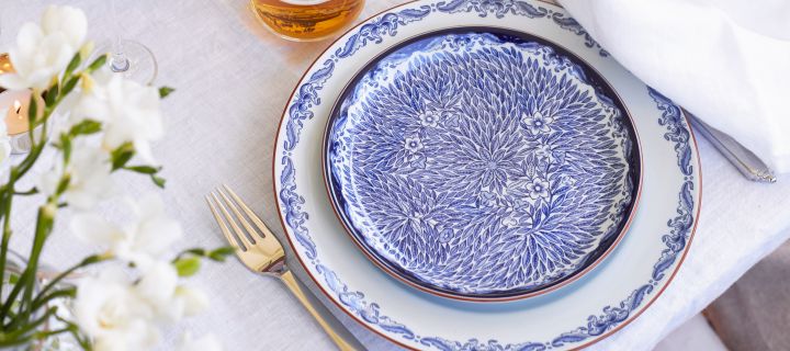 Decken Sie den Tisch für Mittsommer ganz klassisch mit blau-weißem Porzellan von Rörstrand.