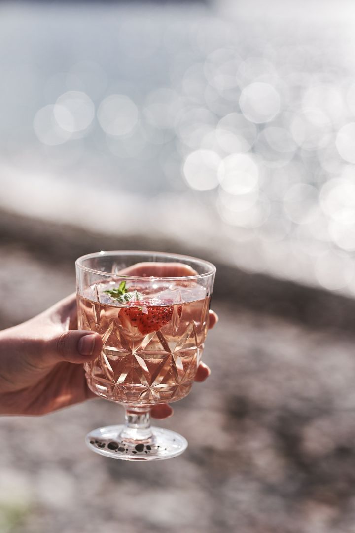 Sagaform Picknick-Glas aus Kunststoff, gefüllt mit einer erfrischenden alkoholfreien Sangria.