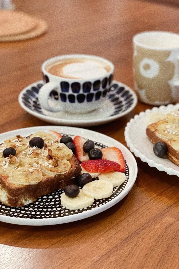 Valentinstag zu Hause: Bereiten Sie ein gemütliches Frühstück für Ihren Schatz zu und servieren Sie es auf Geschirr von Marimekko wie @lifeof_susan.