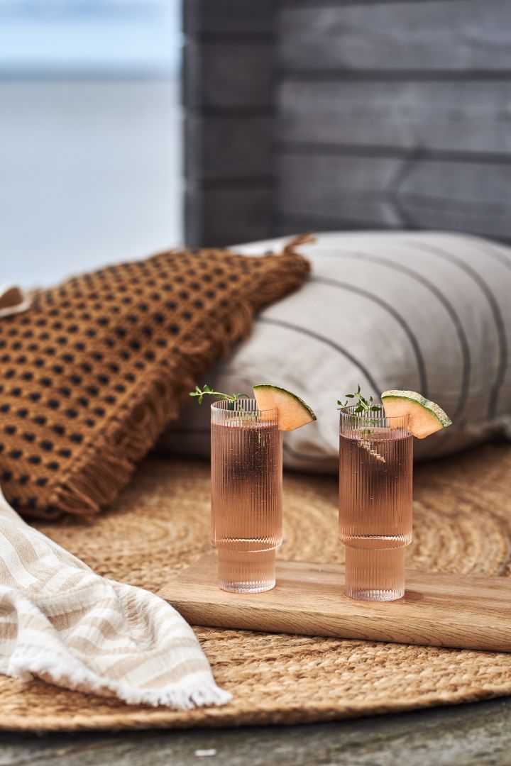 Füllen Sie das beliebte Ferm Living Ripple Trinkglas mit einem leckeren Sommergetränk und genießen Sie es auf Ihrer Terrasse oder Balkon.