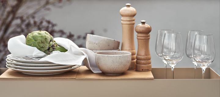 Stellen Sie Geschirr und Gläser auf einen Beistelltisch, um Platz zu sparen – hier die Freckle Schalen und Teller von Scandi Living.