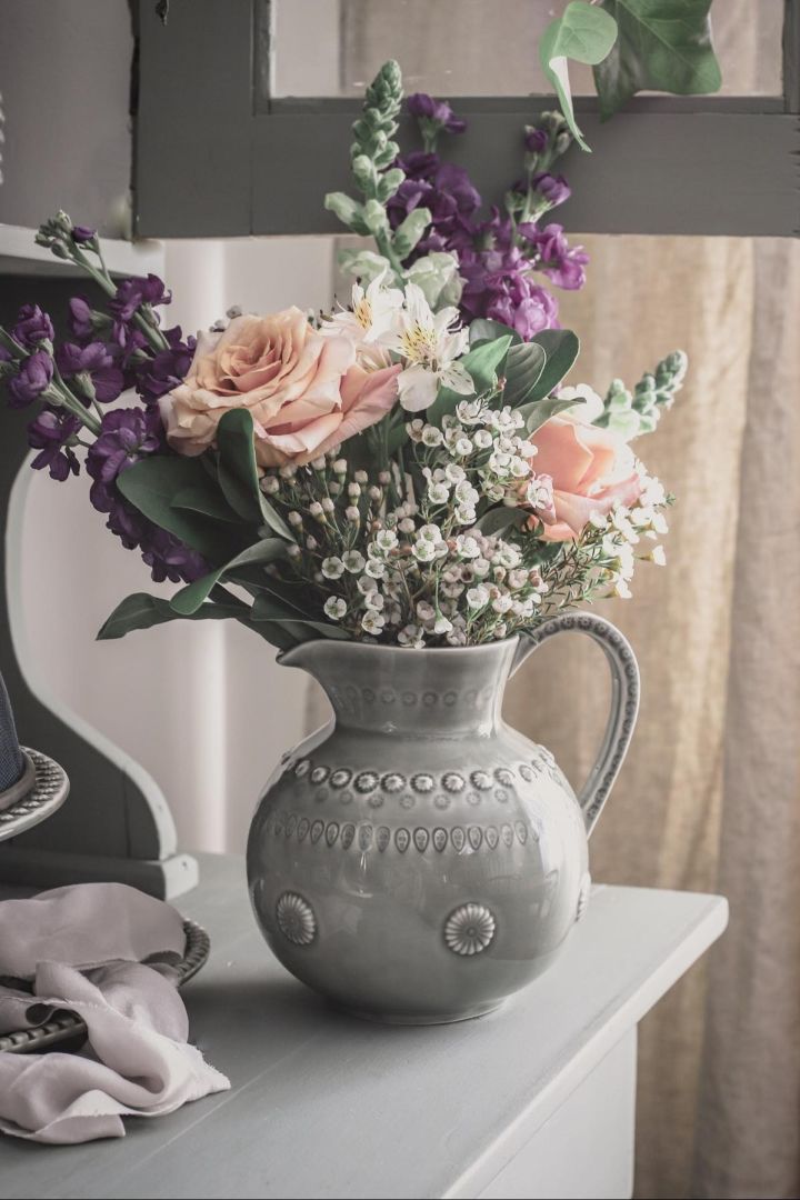 Boho und weitere Einrichtungsstile: Stellen Sie pastellfarbene Blumen in eine Kanne wie diese von PotteryJo, wie die Instagram Userin @bellalulu.interiors, um einen romantisch-rustikalen Look zu erzielen.