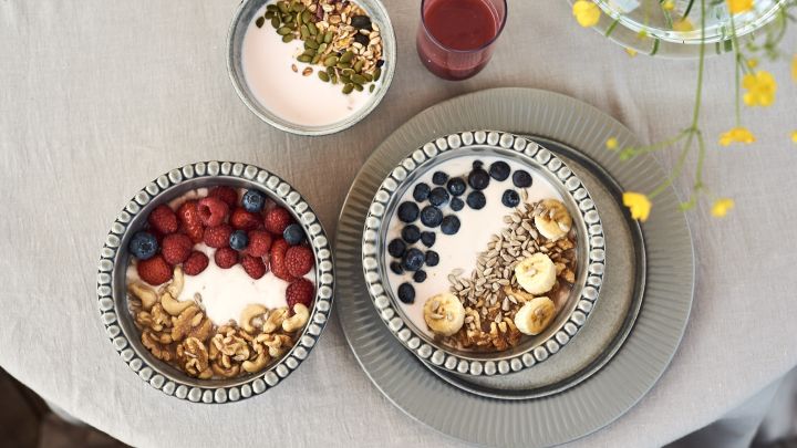 Peppen Sie Ihr Hotelfrühstück zu Hause auf, indem Sie Ihre Familie mit sommerlichen Smoothie-Bowls verwöhnen!