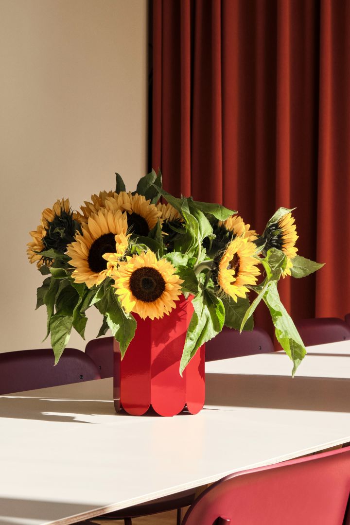 Rote Elemente geh�ören zu den stärksten Tönen der skandinavischen Wohntrends 2024 und sind hier in der verspielten, mit Sonnenblumen gefüllten Vase Arcs in Rot von HAY vertreten.