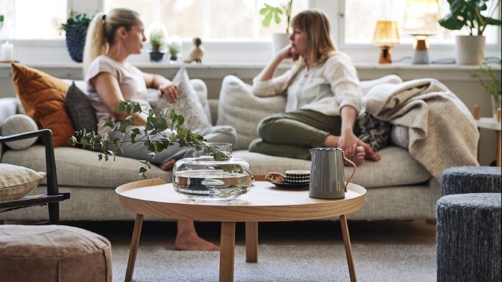Ein im skandinavischen Stil eingerichtetes Wohnzimmer mit Couchtischen von Muuto, Kissen und Sitzkissen von Design House Stockholm. 