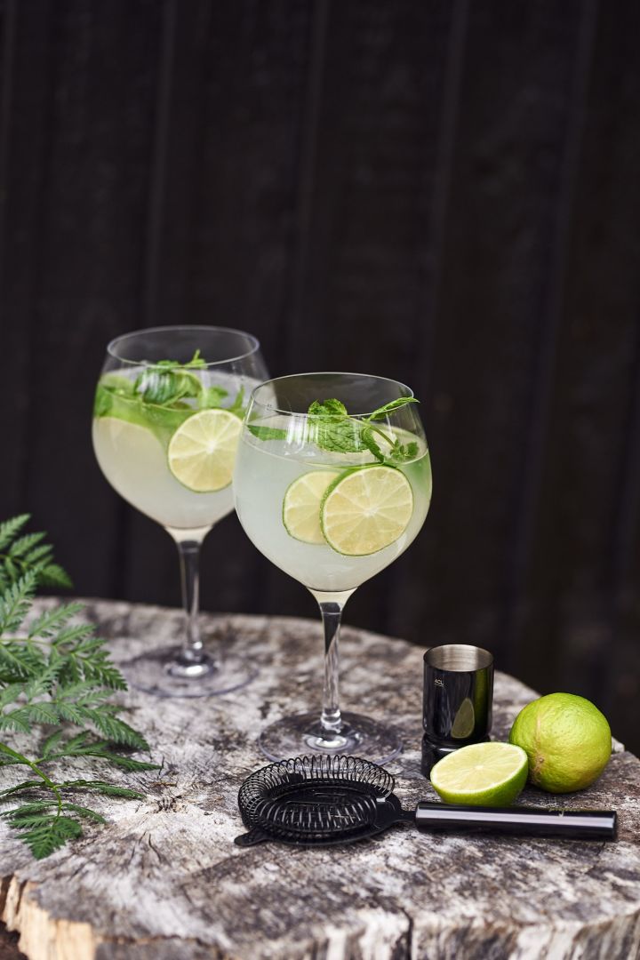 Einfache Sommergetränke - ein Gin&Tonic garniert mit Limette und Minze, serviert in Orrefors G&T-Gläsern. 
