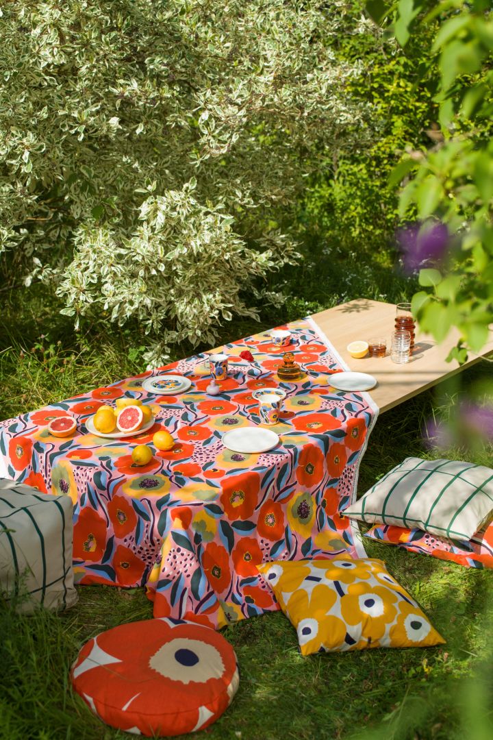 Tischdeko für den Sommer – bunte Textilien von Marimekko.