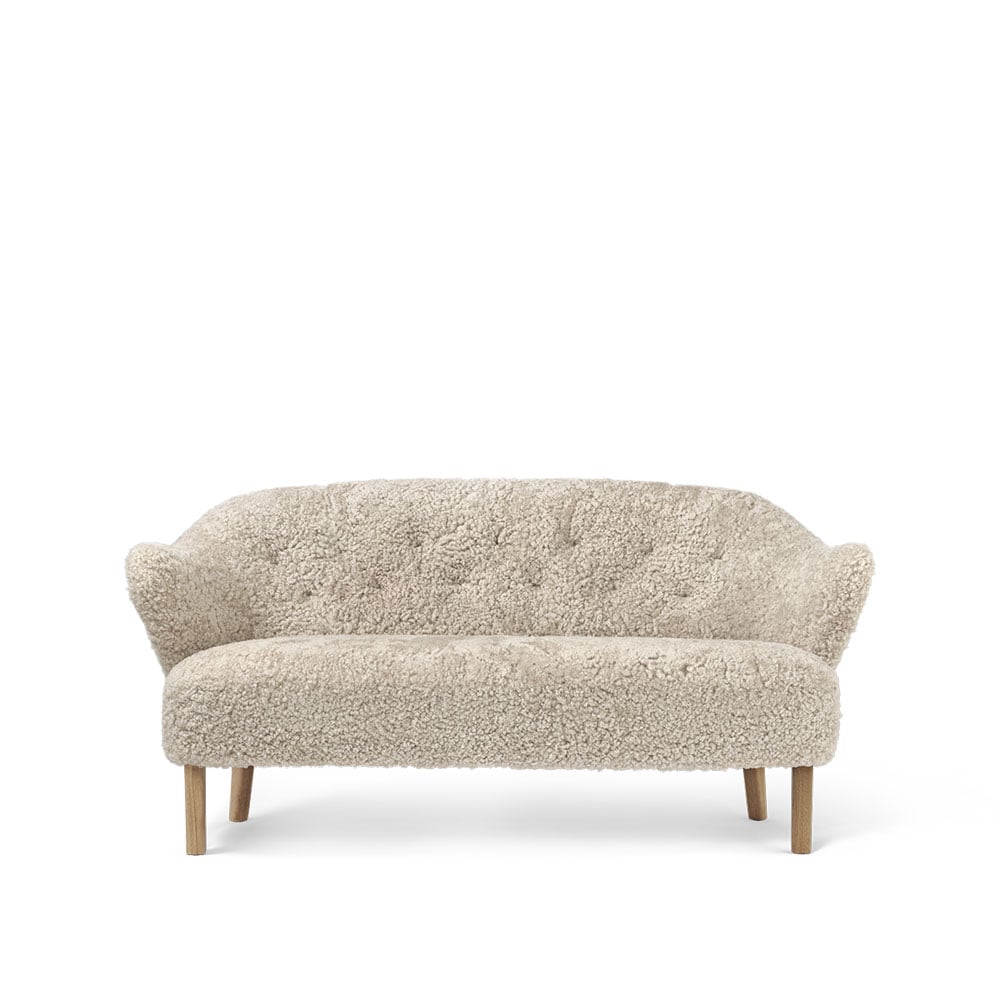 Audo Copenhagen Ingeborg 2,5-Sitzer Sofa Schaffell moonlight, Eichenholzbeine Natur