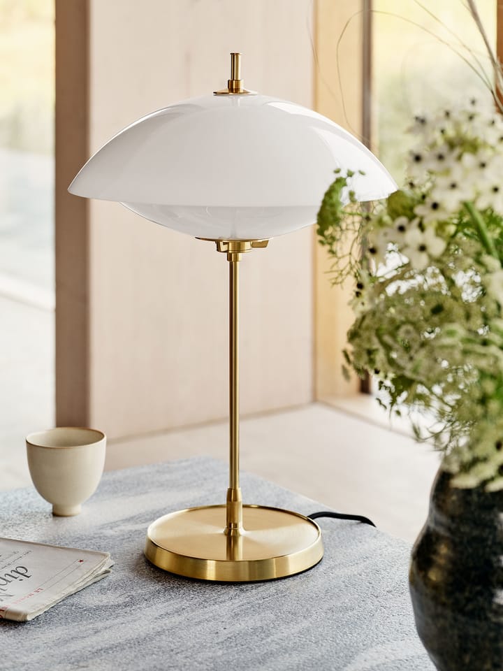 Clam Tischleuchte 50 cm, Opal-brass Fritz Hansen