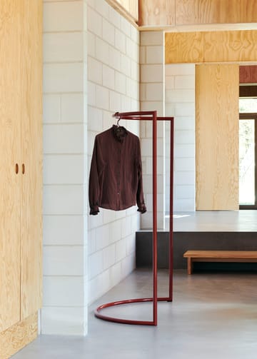 Colour Rack c-shape Kleiderständer 112x150 cm - Maroon red - HAY