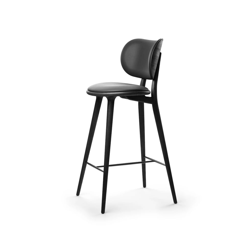 Mater Essen High Stool Backrest Barhocker niedrig Leder schwarz, Holzstativ aus Eiche schwarz gebeizt