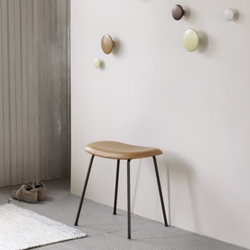 Fiber Hocker - Natural white, Eichenholzbeine - Muuto