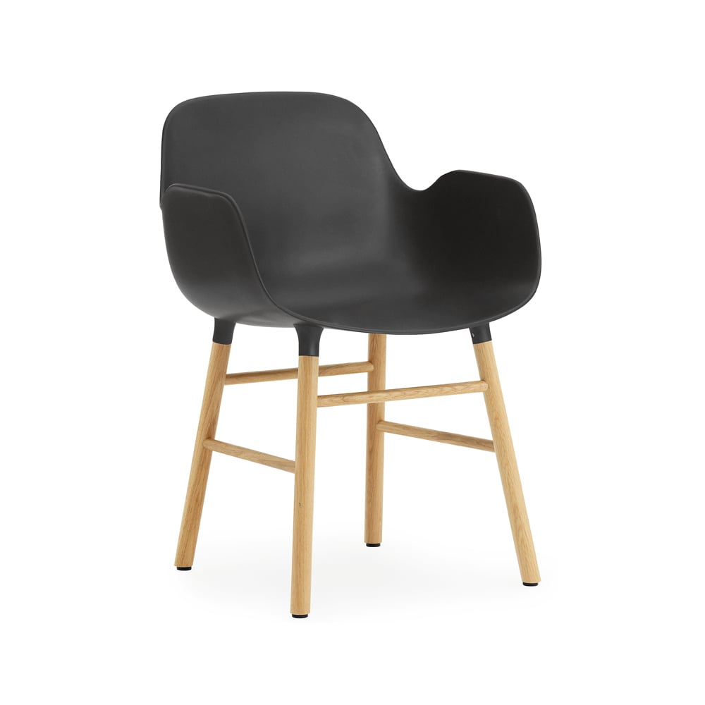 Normann Copenhagen Form Armlehnstuhl Black, Eichenholzbeine