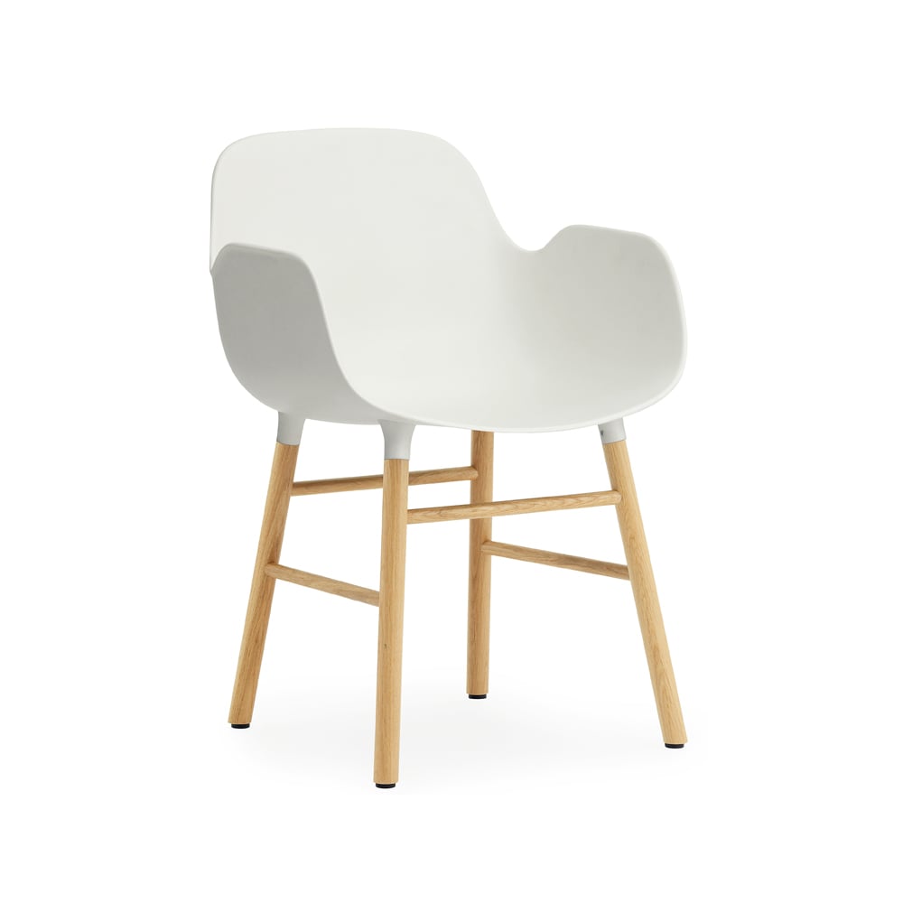 Normann Copenhagen Form Armlehnstuhl White, Eichenholzbeine