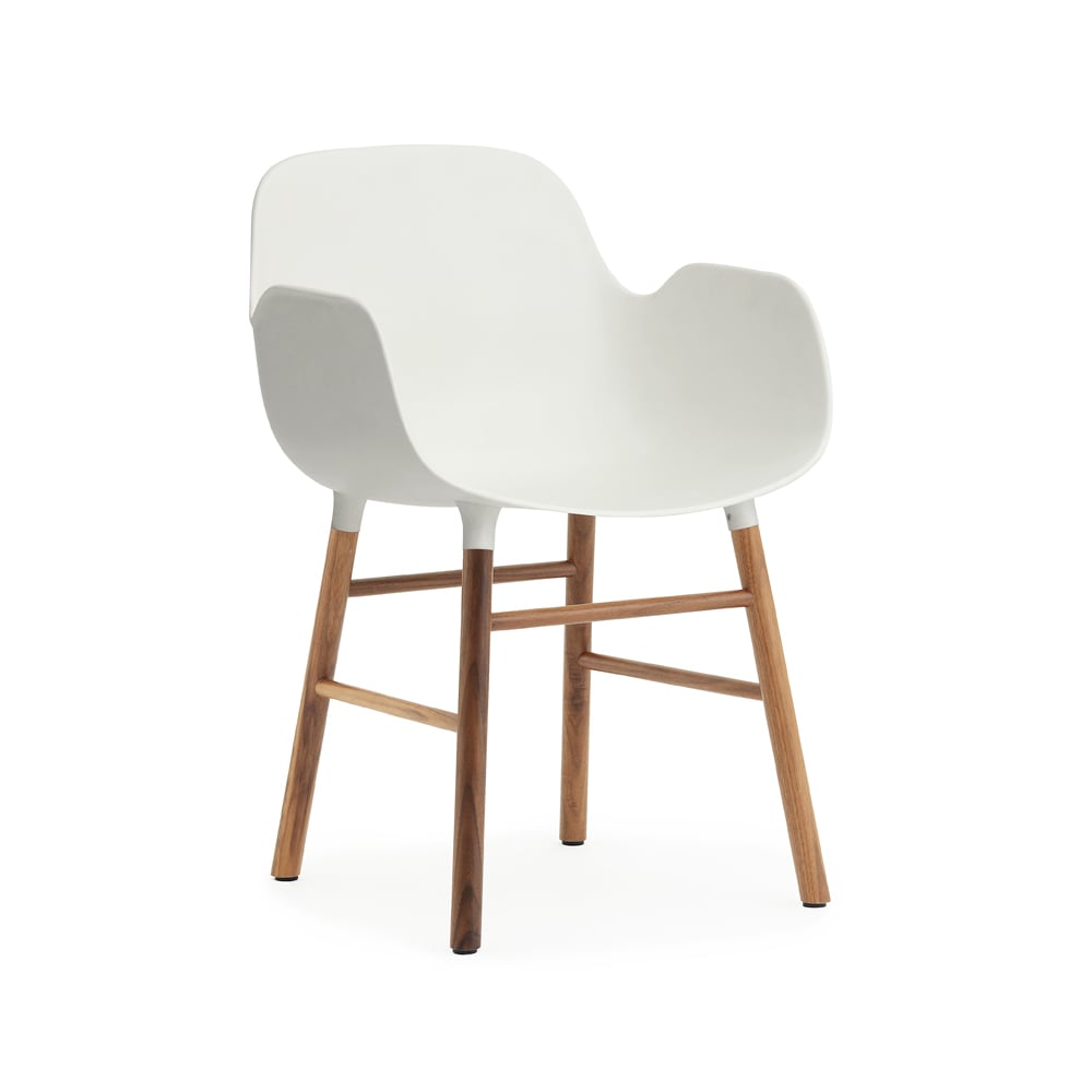 Normann Copenhagen Form Armlehnstuhl White, Walnussholzbeine