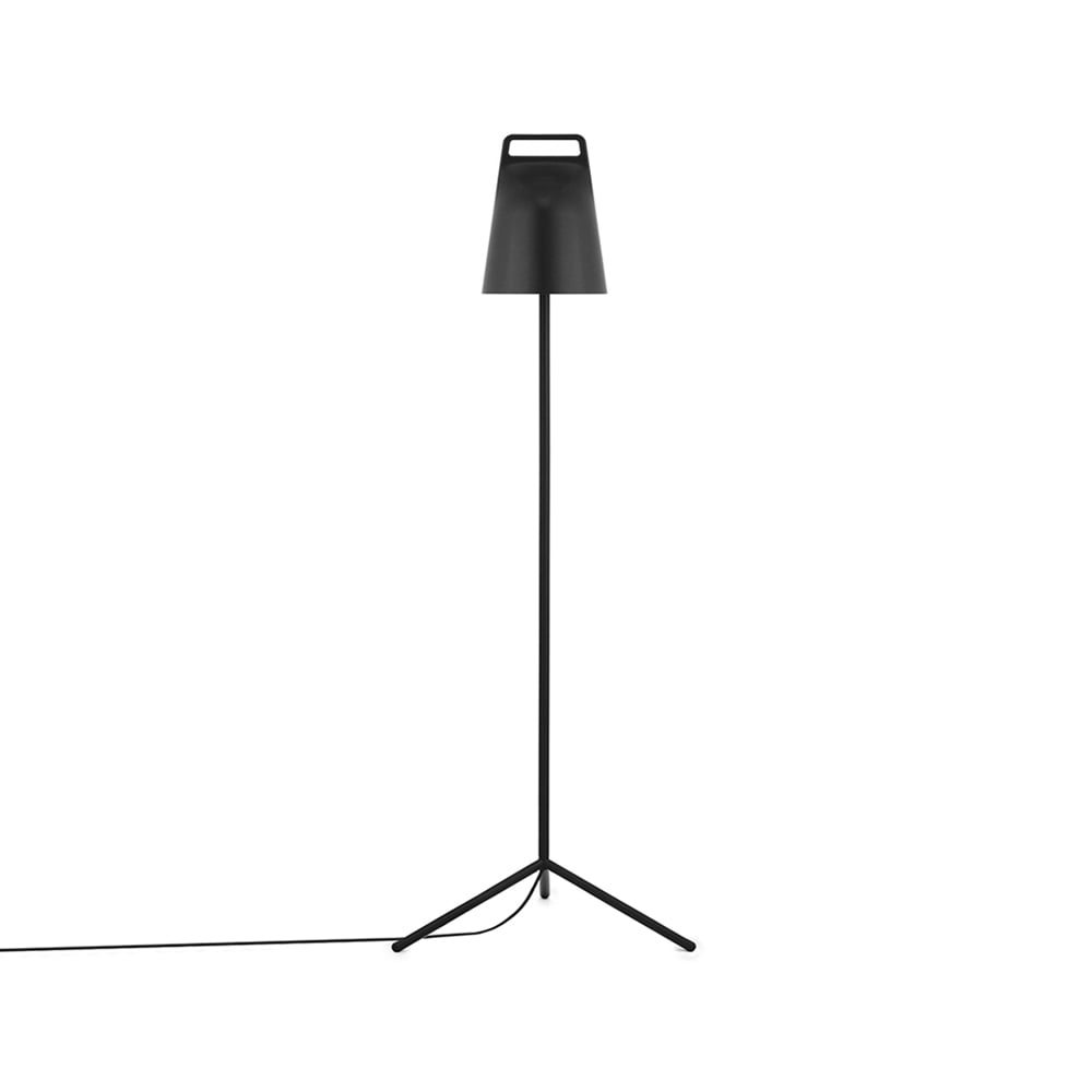 Normann Copenhagen Stage Stehleuchte Black, pulverbeschichteter Stahl