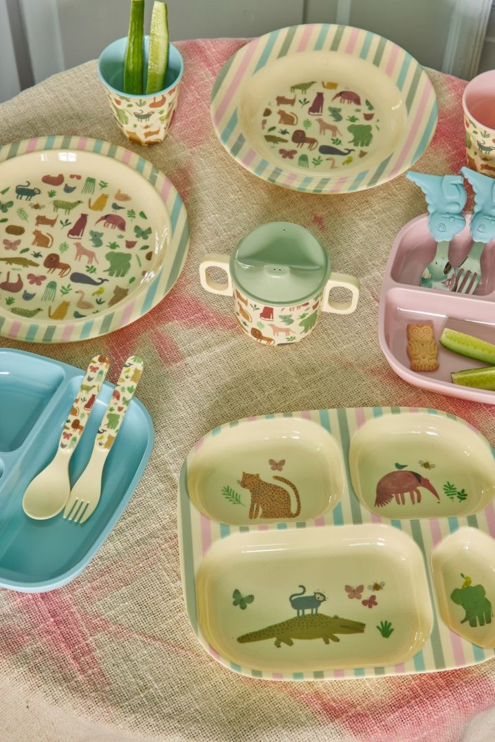 Dieses niedliche Dinner Set mit Kindergeschirr von Rice mit dem Muster Sweet Jungle Print eignet sich perfekt als Geschenk zur Babyparty.