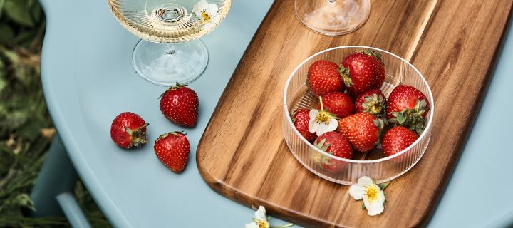 Genießen Sie ein Picknick mit diesen Sommer-Essentials, den Ripple Champagnergläsern von Ferm Living und einer kleinen Schale aus klarem geriffeltem Glas.