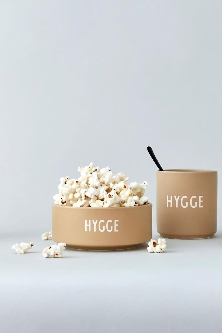 Der skandinavische Herbst kann sehr ungemütlich werden - planen Sie daher einen Kino-Abend, zu welchem natürlich auch das Popcorn nicht fehlen darf, welches Sie hier in der beigefarbenen Hygge-Schale von Design Letters sehen.