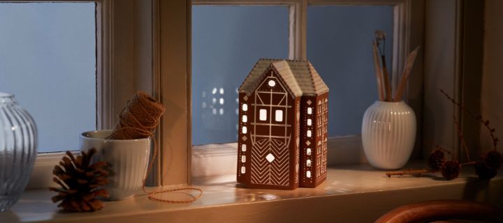 Weihnachtsstimmung zu erzeugen ist gar nicht so schwer - platzieren Sie beispielsweise die Gingerbread Laterne von Kähler auf dem Fensterbrett und die gemütliche weihnachtliche Atmosphäre kommt von ganz allein.