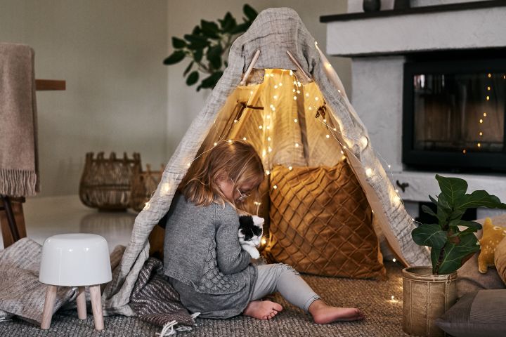 Eine typisch skandinavische Aktivität im Winter ist es, gemäß den Figuren Astrid Lindgrens, eine gemütliche Höhle im Wohnzimmer zu bauen, wenn Sie Kinder haben.