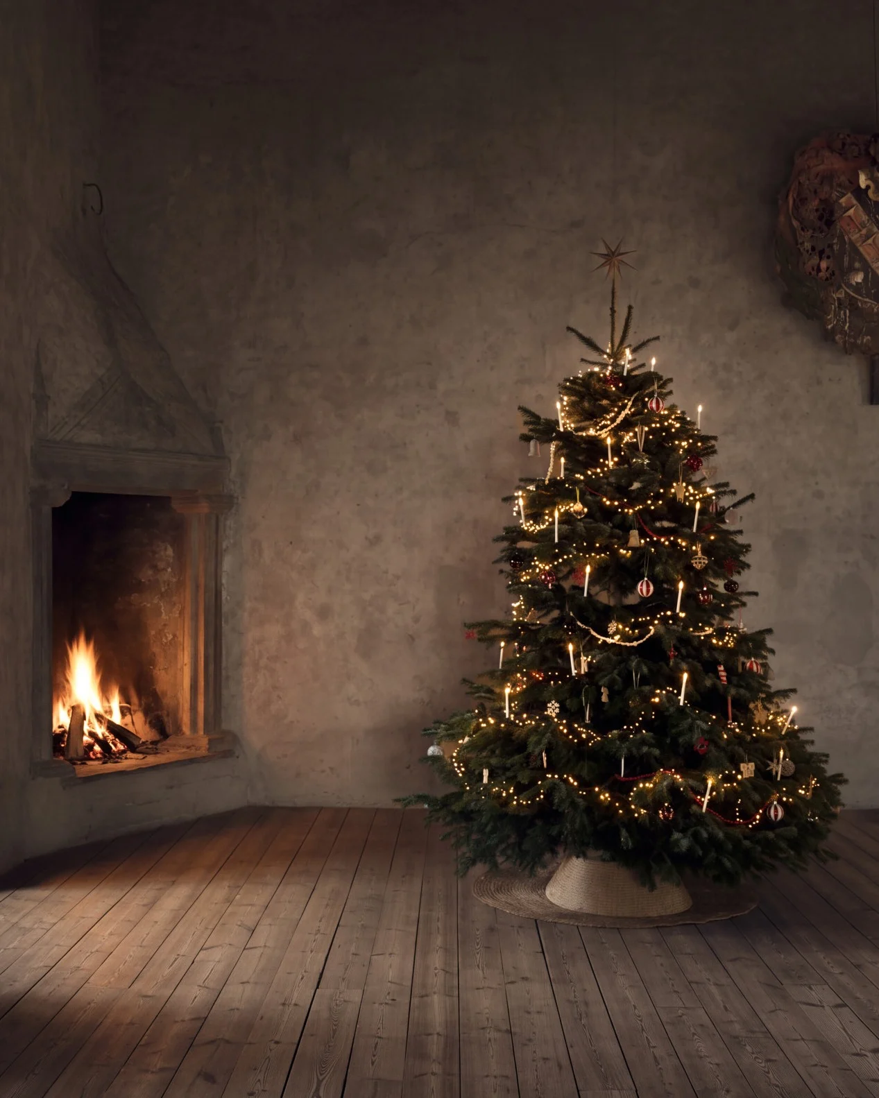 Weihnachtsbaum mit Lichtern und Kerzen neben einem brennenden Kamin in einem rustikalen Raum.