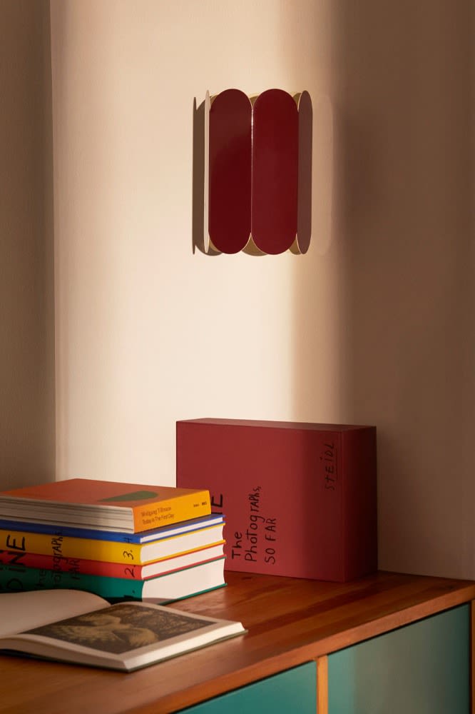 Eine moderne Lampe ist auch die Arc-Wandleuchte in der Lieblingsfarbe der Saison, dem Rot. Die geschwungenen Kanten sind das perfekte Update für jedes Zuhause.