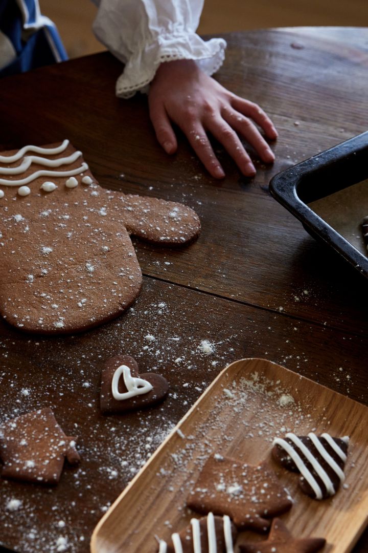 Köstliche schwedische Pepparkaka werden am besten auch auf einem skandinavischen Teller serviert. Hier sehen Sie einen großen Pfefferkuchen in Form eines Ofenhandschuhs und ein paar kleinere auf dem Hanna Teller von Sagaform.