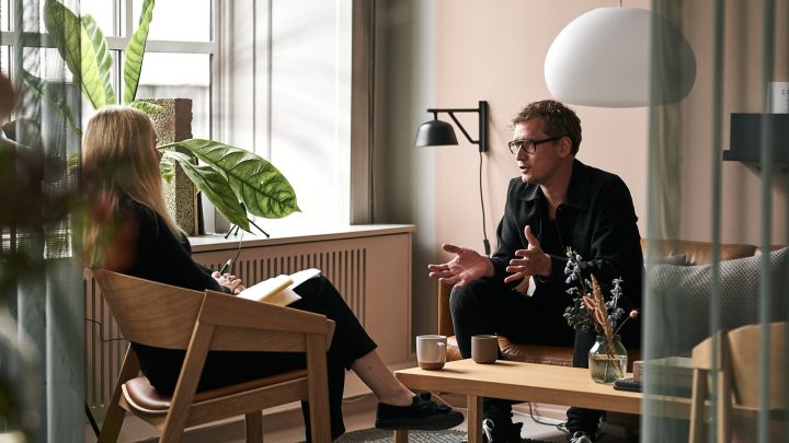 Hier sehen Sie ein Interview zwischen Nordic Nest und Muuto im Muuto-Showroom.