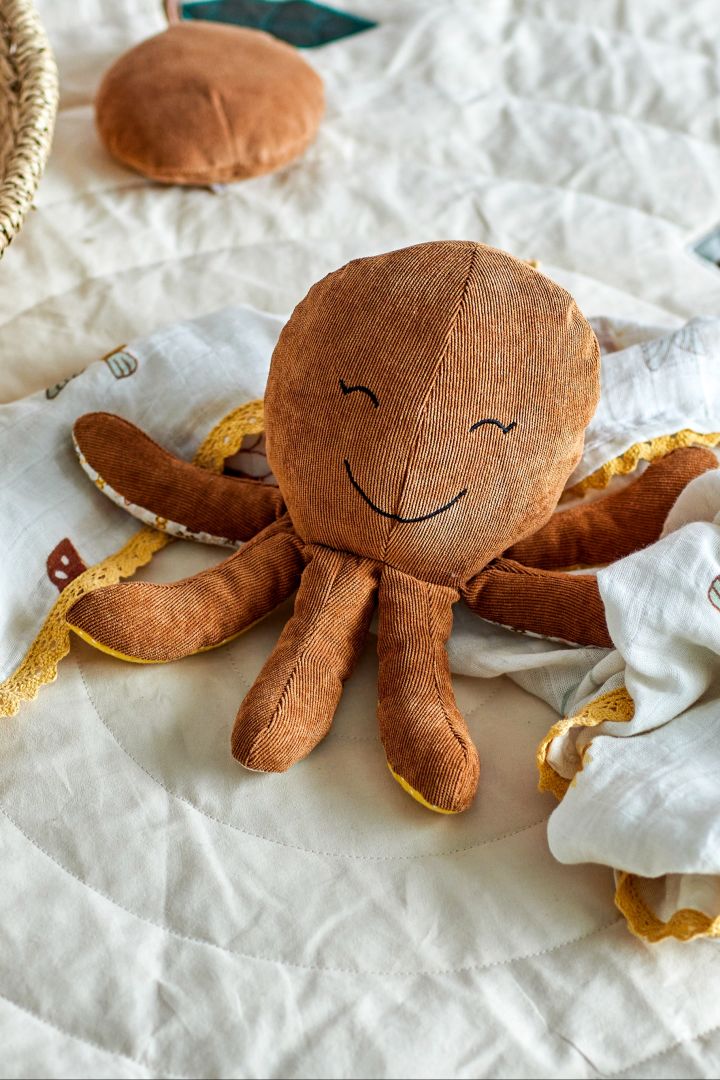 Das Plüschtier Kalle von Bloomingville in Form eines Oktopus sieht nicht nur niedlich aus, sondern verbirgt auch eine Rassel im Inneren, was es zu einem tollen Geschenk zur Babyparty macht.