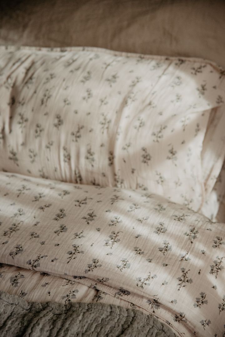 Geschenkideen zur Hochzeit: Das Bluebell-Bett-Set von Garbo & Friends besteht aus einem weichen Bettbezug mit passendem Musselin-Kopfkissenbezug aus reiner Baumwolle. Die romantische Blumenbettwäsche eignet sich perfekt als Hochzeitsgeschenk.