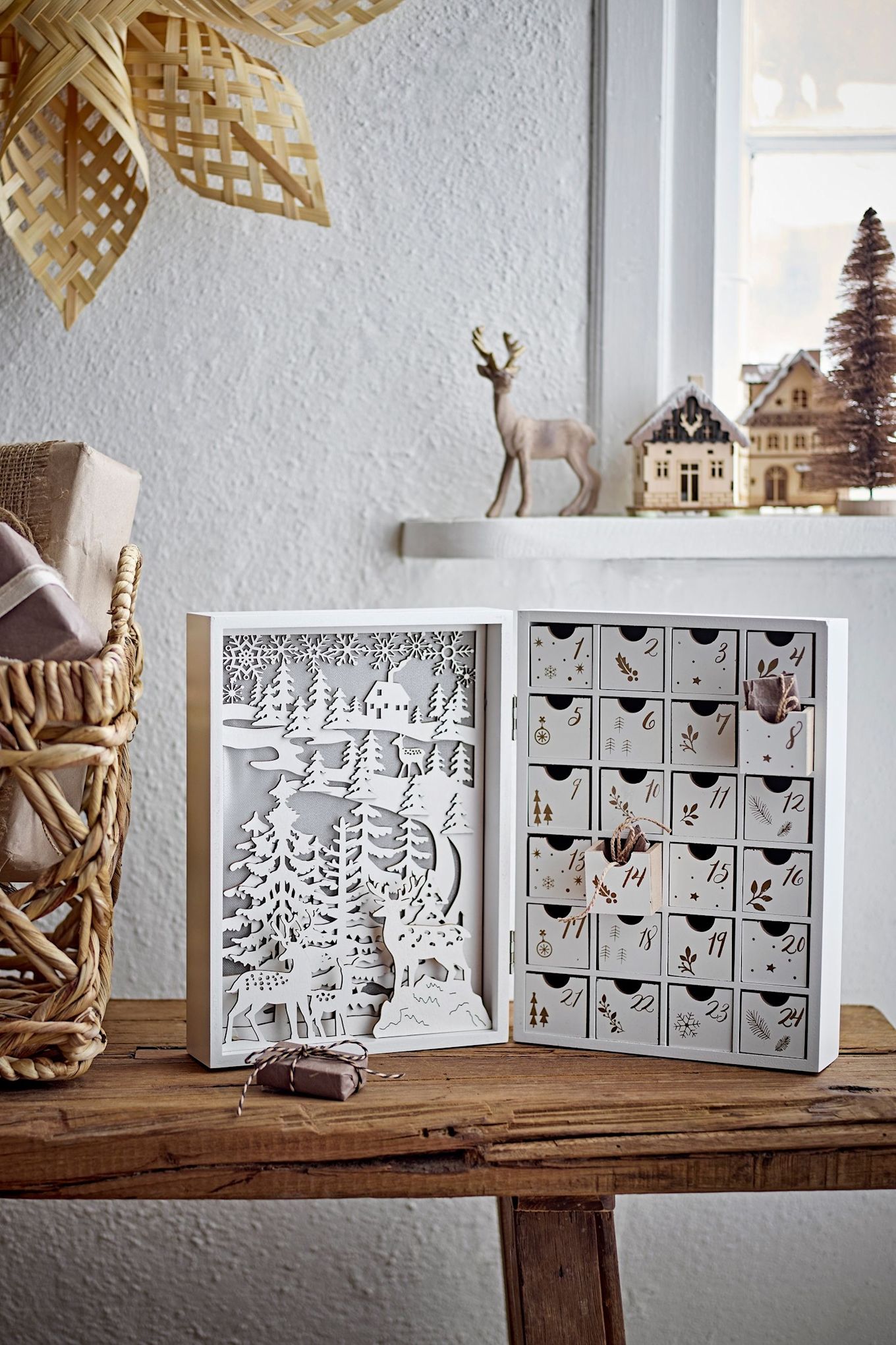 Nutzen Sie den Herbst um einen Adventskalender für Ihre Liebsten vorzubereiten. Der Elimar Kalender von Bloomingville ist sogar beleuchtet und mit wunderschönen Schnitzereien versehen.