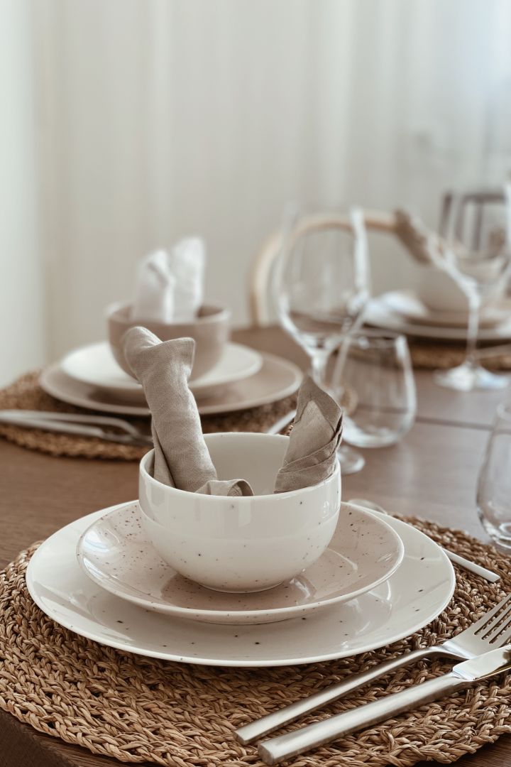 Ein Geschirr-Set aus der Freckle-Kollektion von Scandi Living ist eine perfekte Geschenkidee für Paare, die gern zu einheitlichem Geschirr übergehen wollen.