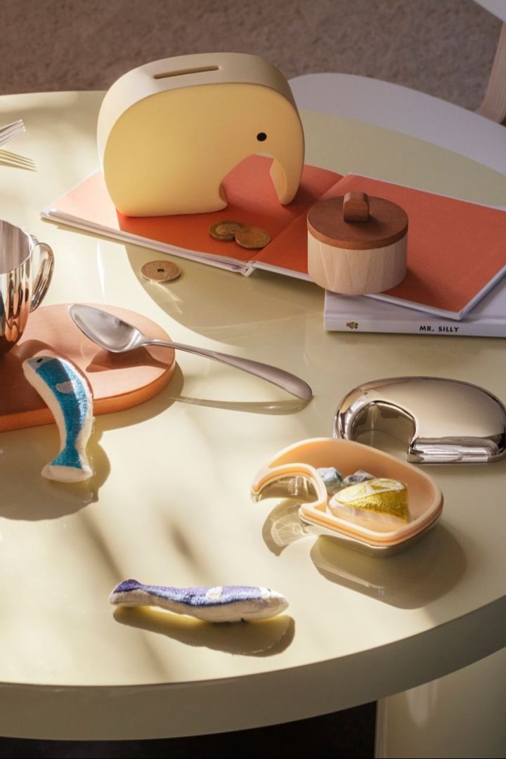 Auch Geld ist oftmals ein beliebtes Geschenk zur Babyparty. Verpacken Sie es niedlich in der gelben Miniphant Spardose von Georg Jensen, die praktisch und dekorativ ist.