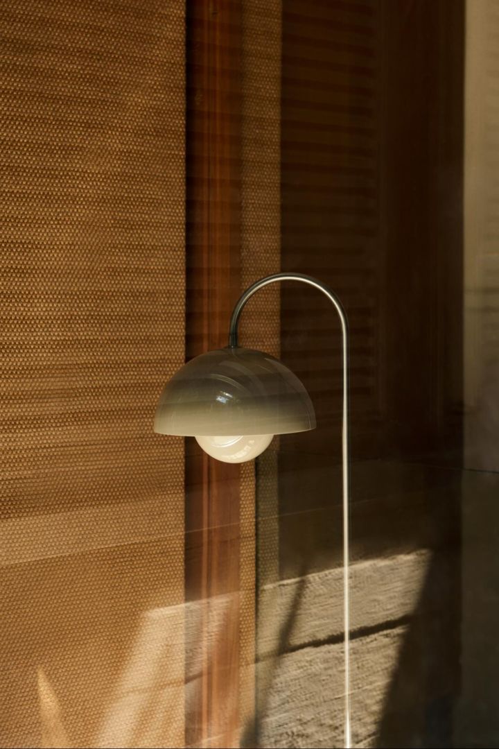 Zu den modernen Lampen zählt natürlich auch die neue Flowerpot VP 12 Stehleuchte von &tradition, welche Sie hier in der Farbe beige sehen.