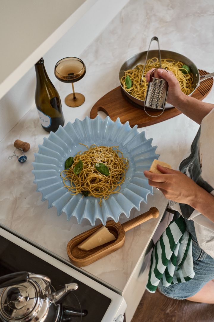 Die Schale Lori aus hellblauem, gefaltetem Glas von Byon kann sowohl als Dekoration als auch zum Servieren von Pasta verwendet werden.