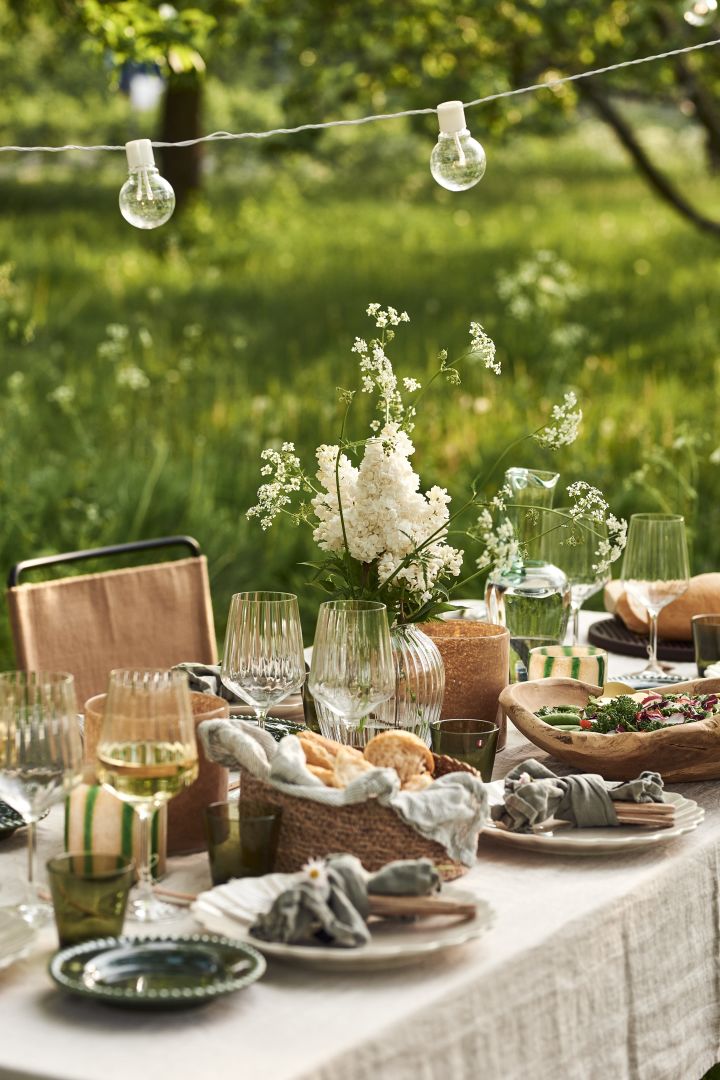 Gartenparty Ideen: Decken Sie den Tisch mit einer Tischdecke aus natürlichem Leinen und Porzellan von Mateus und PotteryJo in von der Natur inspirierten Farben. 