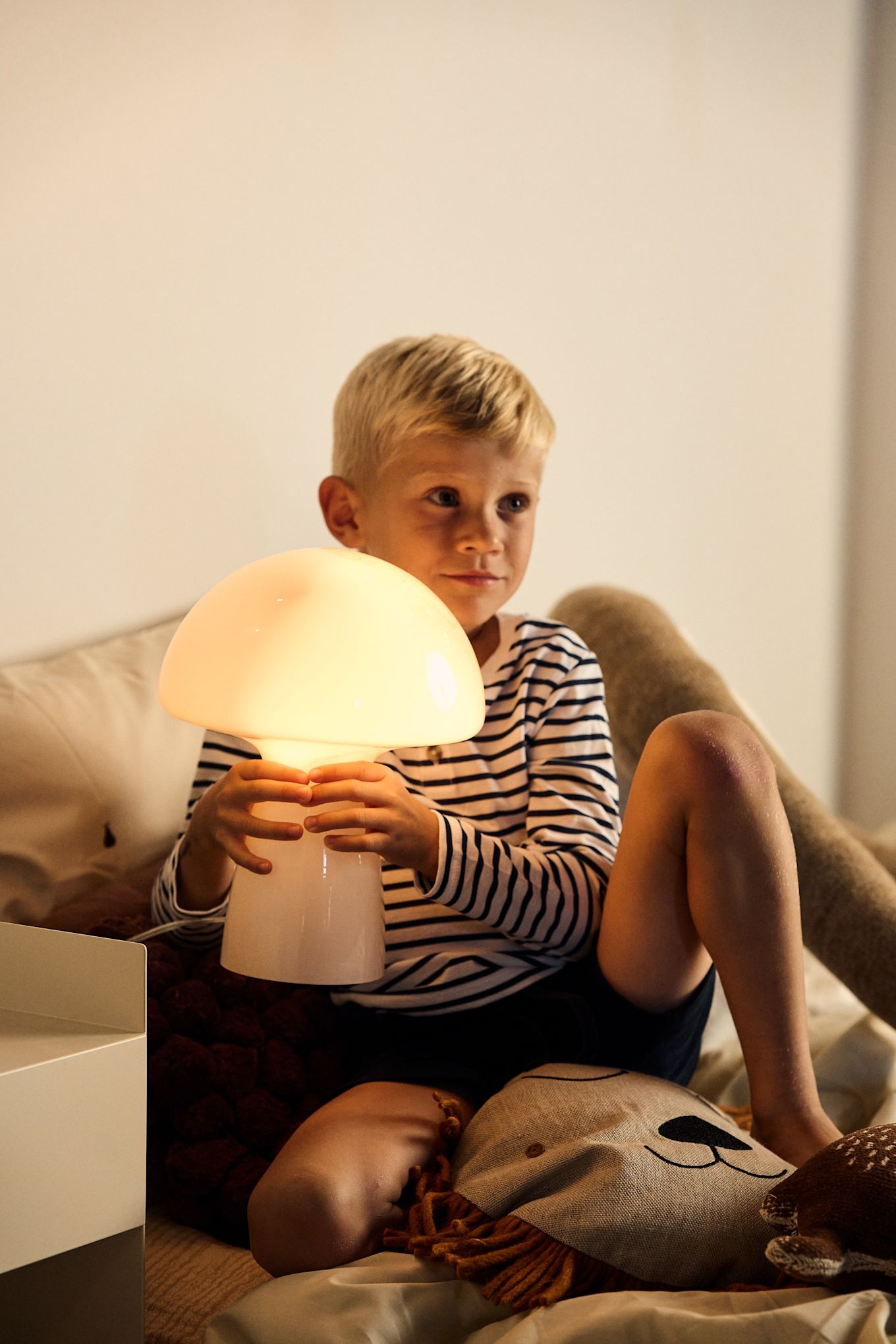 Die Einrichtung von Kinderzimmern mit Beleuchtung ist wichtig, um die vorhandenen Bedürfnisse zu erfüllen, ob es sich nun um Licht zum Spielen oder zum Lesen handelt. Hier die Tischleuchte Fungo in Beige von Globen Lighting, eine tragbare Leuchte in Form eines Pilzes.