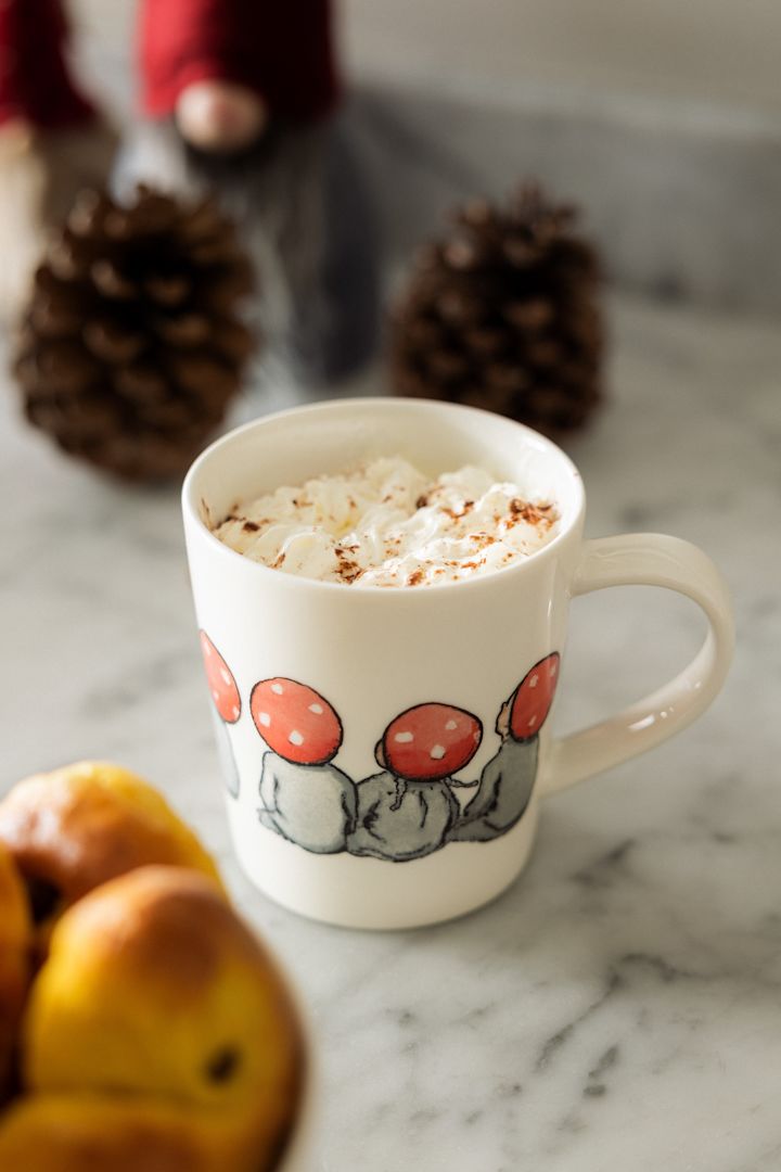 Eine Tasse heiße Schokolade, hier in der niedlichen Children of the forest Tasse von Design House Stockholm neben einer Schüssel mit Lussekatter zu sehen, ist ein wichtiger Bestandteil vom schwedischen Weihnachtsfest, sowie von schwedischen Weihnachtsgeschichten.